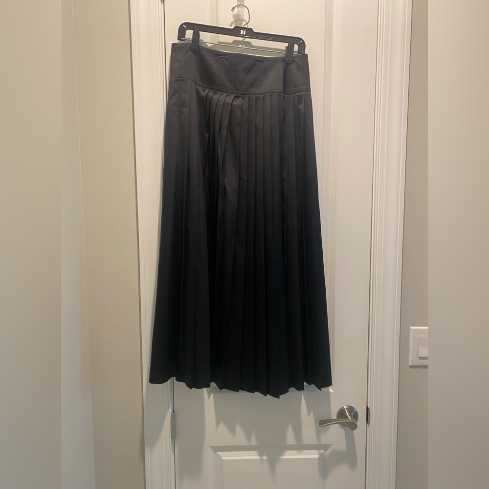 EUC Sarah Pacini Pleated Black Made Italy SZ 2 8/10 Zip Close 75% Pleats Skirt